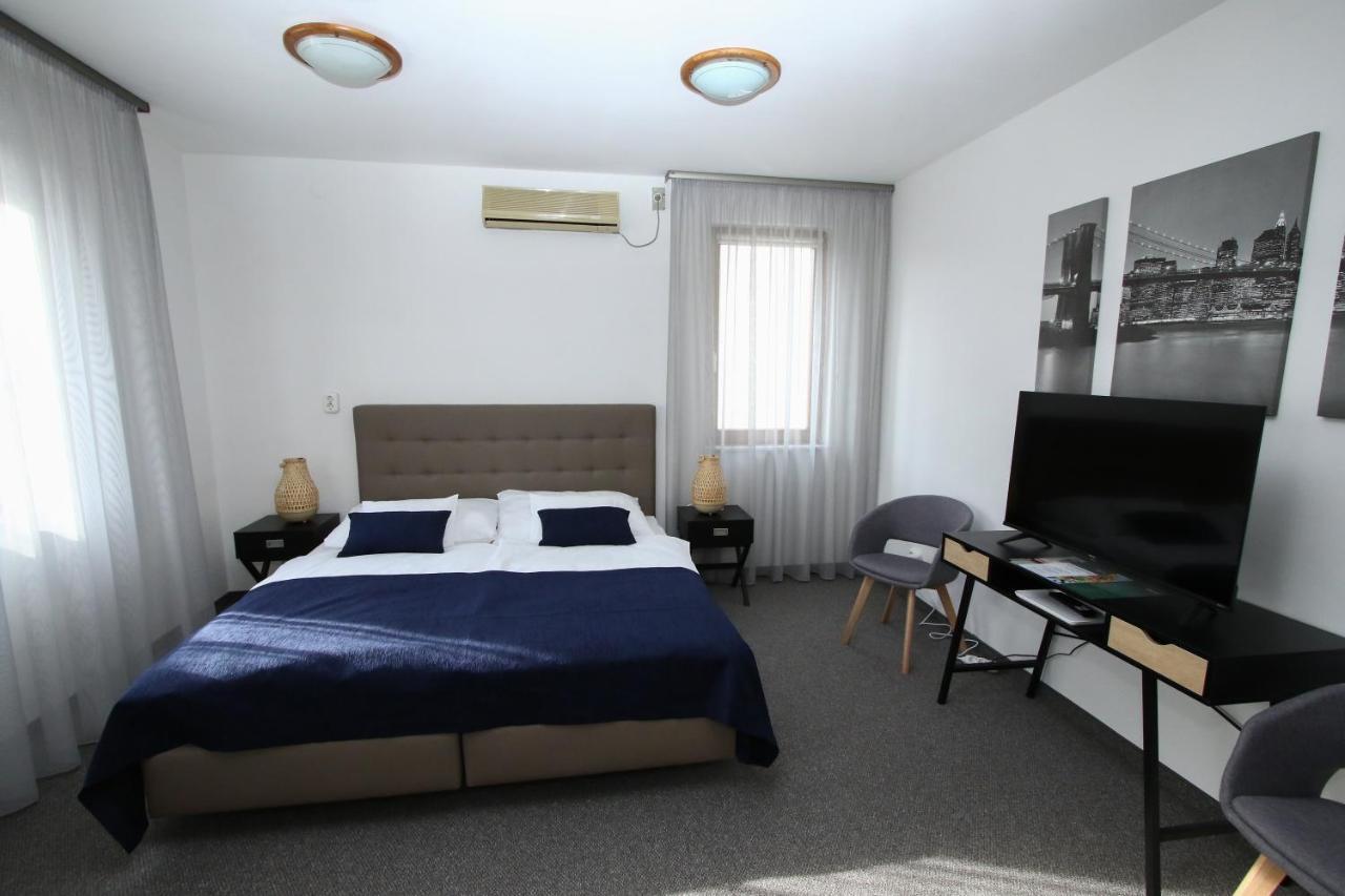 Jonathan Bed&Pizza Komarom Luaran gambar